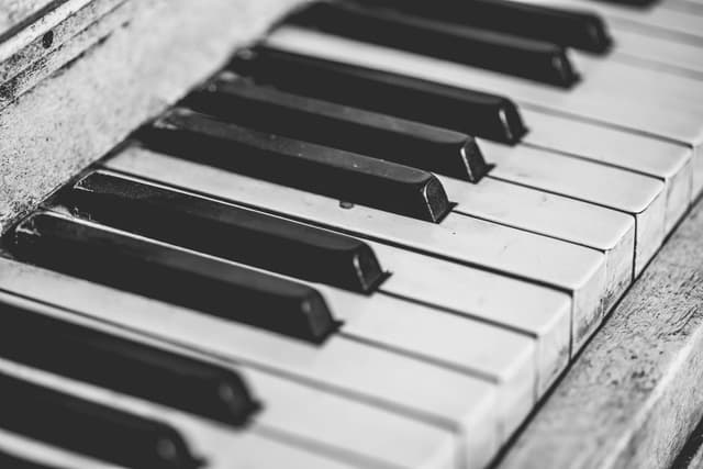 Major, minor and extended chords on the keyboard and piano